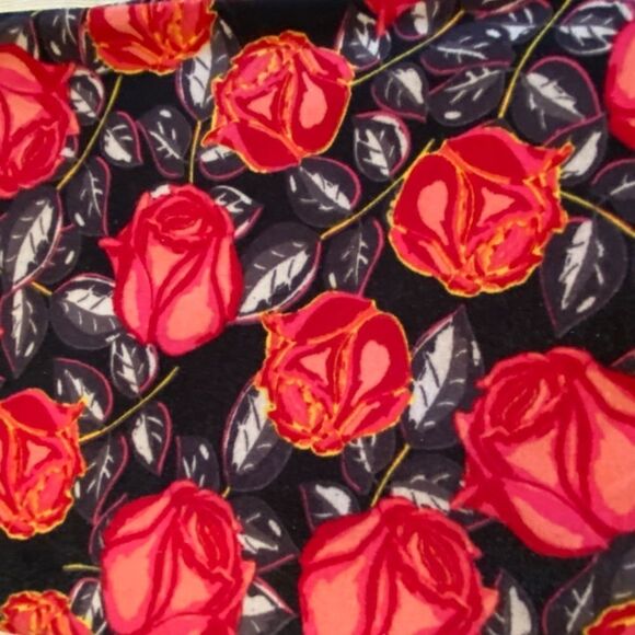 1086 LuLaRoe Size T & C Leggings Black and Pink Giant Rose Print New - Picture 2 of 4